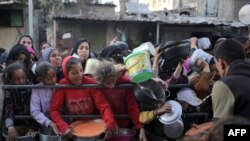 مردم نیازمند در غزه برای دریافت کمک های بشری صف کشیده اند