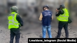 У ДCНС повідомили, що понад 200 рятувальників від ночі працюють на місцях ліквідації наслідків масованого обстрілу, а також понад сотня слідчих, криміналістів і вибухотехніків