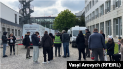 Українські чоловіки біля сервісу ДП «Документ» в Мюнхені, Німеччина