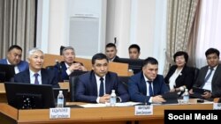 Жыйынга катышкан өкмөт мүчөлөрү.