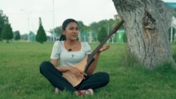 "Маданият эки элге көпүрө болот".  Комузга кызыккан чет элдик студенттер 