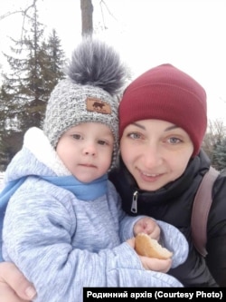 Кирило Хандельди з мамою. Фото з архівів родини