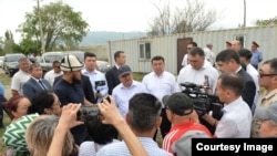 Акылбек Жапаров суу таңкыстыгына кабылган Орок, Селекция конушунун тургундары менен жолукту.