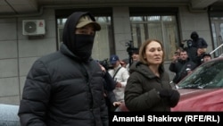 Сотрудник ГКНБ и гендиректор ИА 24.kg Асель Оторбаева. 15 января 2024 года. 