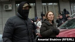 Гендиректора 24.kg Асель Оторбаеву выводят из офиса издания. Бишкек, 15 января 2024 года 
