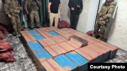 Баткенде чек арага  жакын жерден  кармалган аткезчилик жүк. Архивдик сүрөт.