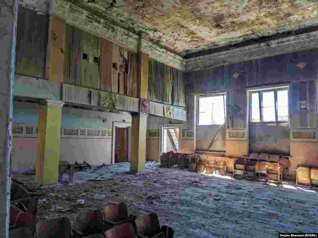 Колись тут проходили урочисті шкільні події до початку нового навчального року і випускні бали.