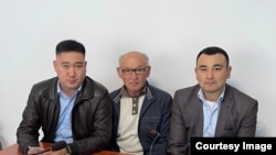 Өндүрүш Токтонасыров (ортодо) адвокаттары Жаныш Бараков (солдо) жана Агзам Дүйшөналиев менен. 2-ноябрь, 2023-жыл