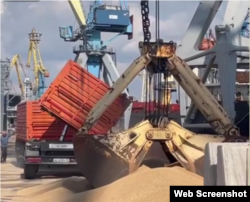 Окупанти вивозять зерно з окупованих українських територій в Росію через Маріупольський порт, кажуть у підпіллі. Скріншот з проросійського телеграм-каналу