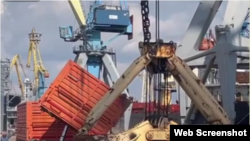 Окупанти вивозять зерно з окупованих українських територій в Росію через Маріупольський порт. Скріншот з проросійського телеграм-каналу