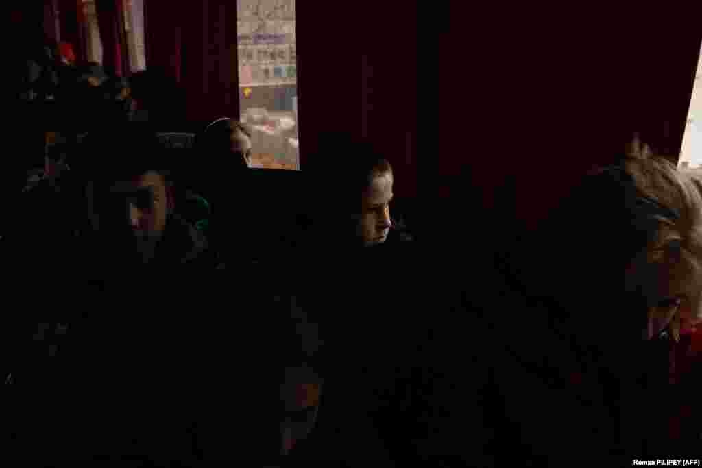 Під звуки віддалених вибухів діти чекають в евакуаційному автобусі перед відправленням. &laquo;Наше завдання &ndash; доставити дітей у безпечне місце на кілька місяців, &ndash; зазначає херсонський чиновник Антон Єфанов. &ndash; Ми відчуваємо, що стає все більш небезпечно, тому що обстрілів стає все більше&raquo;