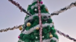 Diňle: Türkmenabatda Täze ýyl arçalarynyň köpüsini aýyran häkimiýetler ýene birini dikdi