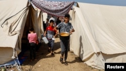 بیجا شده گان غزه که زیر خیمه ها زنده گی می کنند 