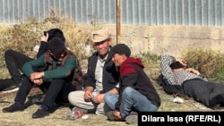 Погода в Сарыагаше пока еще позволяет ждать решений суда на улице.