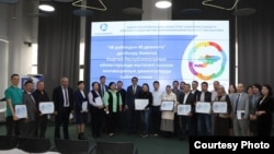 "40 райондон 40 демилгенин" сегиз жеңүүчүсүнө сертификат тапшырууга өкмөт башчынын орун басары Эдил Байсалов катышты. 