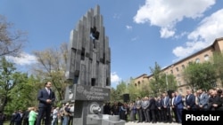 Հայաստան - Երևանի փոխքաղաքապետ Տիգրան Ավինյանը ելույթ է ունենում հուշակոթող-աղբյուրի բացման ժամանակ, 25-ը ապրիլի, 2023թ.