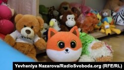 Треба з дитиною обов’язково лагідно спілкуватися, наголошує Анна Єрьоменко, тобто не запитувати, не давити на болі і рани