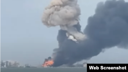 Дим від пожежі в порту «Кавказ» над Керченською протокою після удару по порому з паливом. Керч, Крим, 22 серпня 2024 року