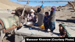 شماری از باشندگان قریه پلنگان غور می گویند که بخاطر نداشتن دسترسی به آب پاک آشامیدنی کودکان شان به مرض اسهال مبتلا شده اند