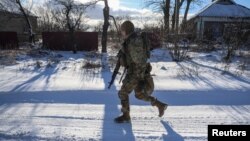 Український військовий на вулиці Мар’їнки, 12 січня 2024 року