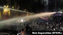 წყლის ჭავლი რუსთაველის გამზირზე. 2024 წელი