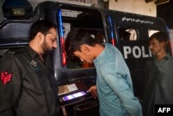 از نیرو های پولیس پاکستان خواسته شده است که هنرمندان مهاجر افغان را آزار و اذیت نکنند