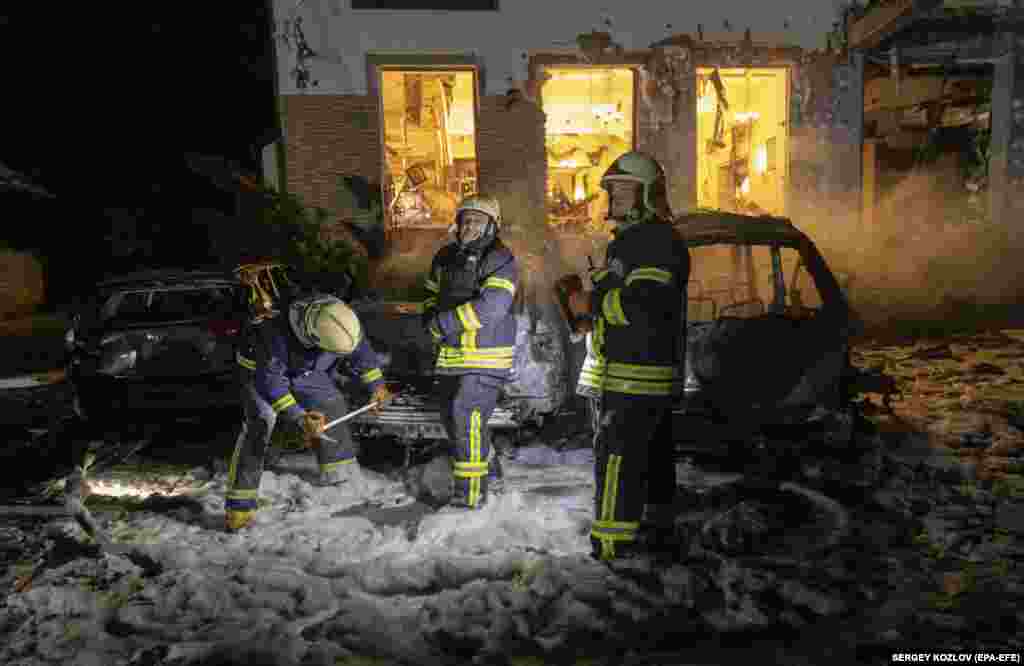 Спасатели эвакуировали 19 человек, сообщили в Telegram&#39;е службы экстренного реагирования&nbsp;