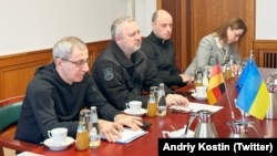 Зураб Адеишвили (слева) на встрече в Берлине