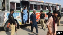 افغانهای مهاجر که توسط پولیس پاکستان بازداشت شده اند 