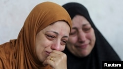 Израил армиясынын аба соккуларынан жакындарын жоготкон Рафах шаарынын тургундары. Газа тилкеси. 29-апрель, 2024-жыл. 
