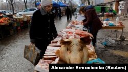 Rus goşuny tarapyndan basylyp alnan Mariupolda öz-özünden dörän bazar