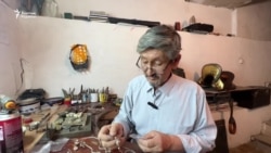 "Күміс те қарсыласады". Ақтөбелік зергер қарияның жертөледегі шеберханасы

 