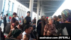 Demirýol gatnawlaryndaky meseleler 'bilet gytçylygyndan' başlanýar.