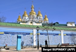 Тисячі імен і фотографій тих, хто загинув, стримуючи агресію Росії. Стіна пам'яті полеглих захисників України в російсько-українській війні. Київ, 14 березня 2023 року