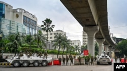 Військовослужбовці армії Бангладеш стоять на варті під час комендантської години після зіткнень між поліцією й активістами, Дакка, 5 серпня 2024 року