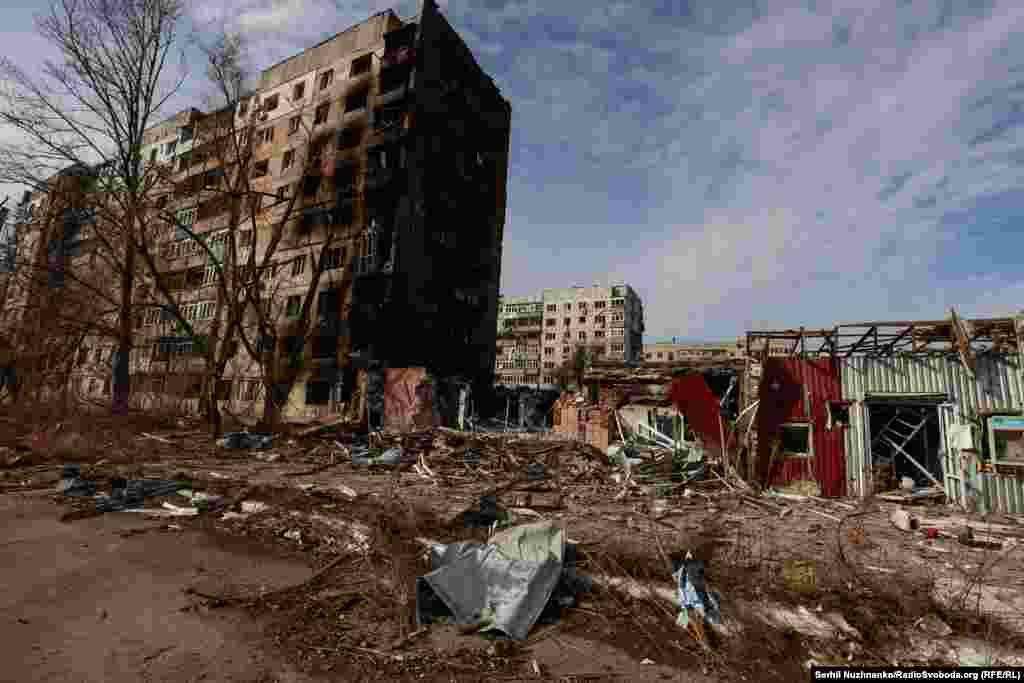 У Авдіївці працюють два лікарі та чотири медсестри. Вони не мають можливості їздити на виклики, але продовжують надавати допомогу на місці