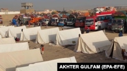 کمپ موقت که برای برگشت مهاجران افغان از پاکستان آماده شده است