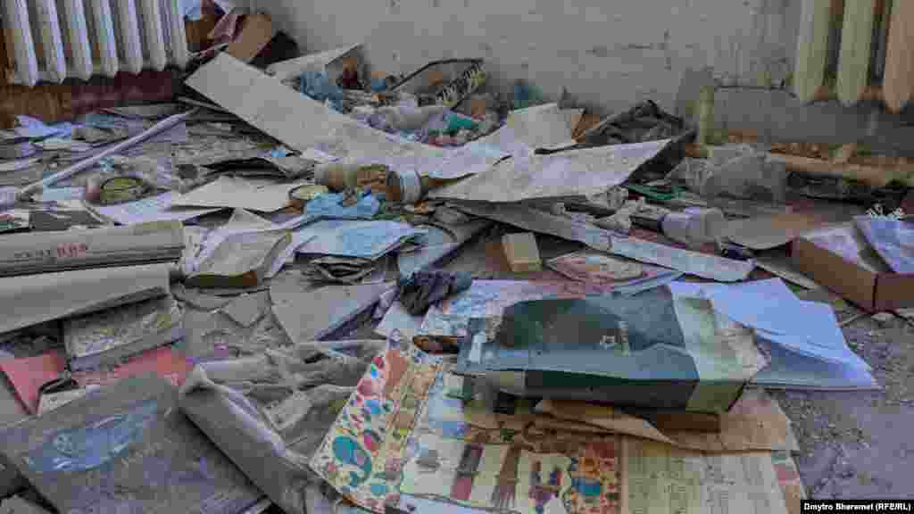 Це залишили після себе російські військові в одному з класів зруйнованої школи Давидового Броду.