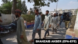 شماری از افغان های که از سوی پولیس پاکستان به اتهام نداشتن اسناد اقامت بازداشت شده اند