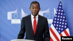 «Сьогоднішні дії демонструють нашу постійну відданість скороченню ресурсів Росії для її війни проти України», прокоментував заступник міністра фінансів Воллі Адейемо