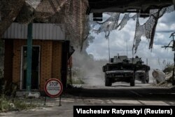 Прикордонні бої на Сумщині між українською і російською армією – наразі одні з найзапекліших. На фото: Українські військовослужбовці їдуть на військовій техніці від пункту перетину кордону з Росією в Сумській області, 13 серпня 2024 року