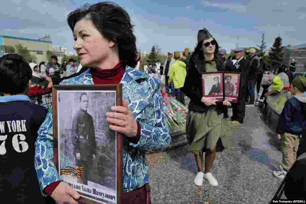 Акция &quot;Бессмертный полк&quot; в этом году не проводилась, но многие пришли к монументу с портретами своих родственников &mdash; участников Второй Мировой войны