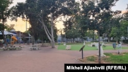 Пустыя вуліцы і двары ў гарадах Ізраілю