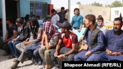 مهاجرین افغان در ایران ادعا می‌کنند که با وجود اسناد قانونی، با برخورد خشونت‌آمیز مواجه هستند.
