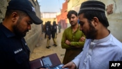 پولیس پاکستان در حال بررسی اسناد مهاجرین افغان (تصویر آرشیف)