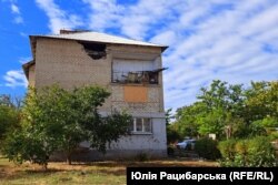 Біля цього будинку через обстріл загинула подруга Любові, яка не встигла добігти до підвалу