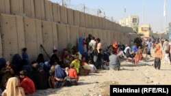 مهاجرین افغان که مجبور شده اند پاکستان را ترک کنند و به افغانستان برگردند

