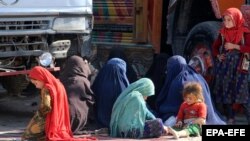 تعدادی از زنان و کودکان نیازمند