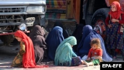 Пакистандан депортацияланган ооганстандык качкын аялдар жана балдар. Кандагар провинциясы. 
