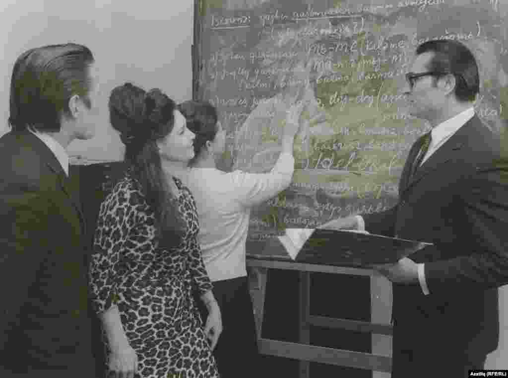 Азатлык радиосы хезмәткәрләре. Сулдан уңга:&nbsp;Фәрит Аги, Хәлимә Шахмай,&nbsp;Рокыя Вафалы, Гариф Солтан. Мүнһен, 1973 ел